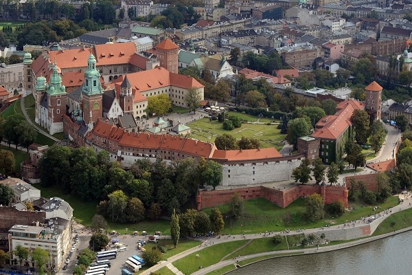 Das Bild zeigt den Stadtkern von Krakau als Luftaufnahme.