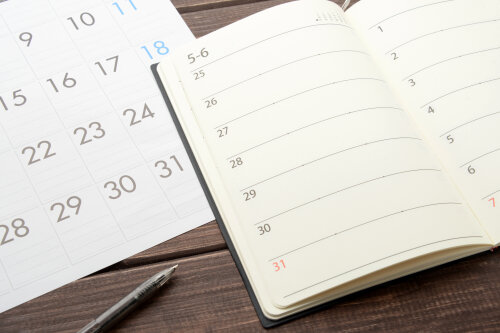 © AdobeStock Kalender und aufgeschlagenes Kalenderbuch © AdobeStock