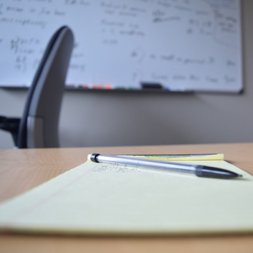 © pixabay.com Arbeitsplatz mit Schreibtisch und Whiteboard an der Wand © pixabay.com