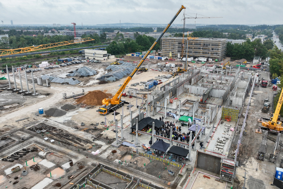 Bild © Firma Goldbeck Drohnenaufnahme des sich im Bau befindlichen Schulzentrums Breslauer Straße im September 2025., Bild © Firma Goldbeck