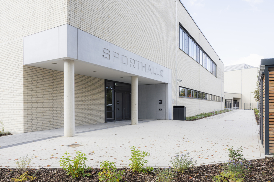 Bild © Giulia Iannicelli Außenansicht der Sporthalle des Schulcampus Werderau in der Maiacher Straße im Oktober 2025., Bild © Giulia Iannicelli