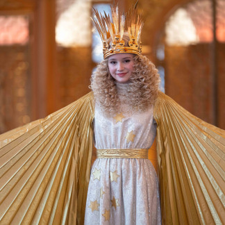 ( Bild: Christine Dierenbach / Stadt Nürnberg ) Christkind Nora im Ornat.
