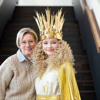 ( Bild: Christine Dierenbach / Stadt Nürnberg ) Christkind Nora mit Christkind-Betreuerin Susanne Randel.