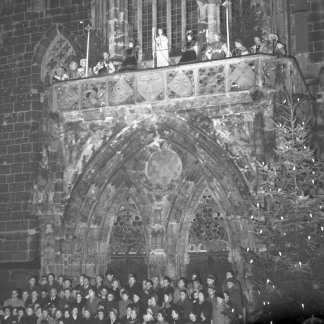 ( Bild: Stadtarchiv A39 I 473 D / Stadtarchiv A39 I 473 D / Stadt Nürnberg ) 1951: Die Schauspielerin Sofie Keeser eröffnet als Nürnberger Christkind den Markt.