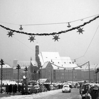 ( Bild: Stadtarchiv A39 I 640 D / Stadtarchiv A39 I 640 D / Stadt Nürnberg ) 1956: Auf der weihnachtlich dekorierten Museumsbrücke dürfen noch Autos fahren.