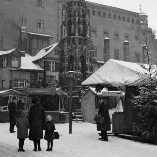 ( Bild: Stadtarchiv A39 I 121 D / Stadtarchiv A39 I 121 D / Stadt Nürnberg ) 1938: Christkindlesmarkt im Schnee. Im Hintergrund Rathaus und Schöner Brunnen.