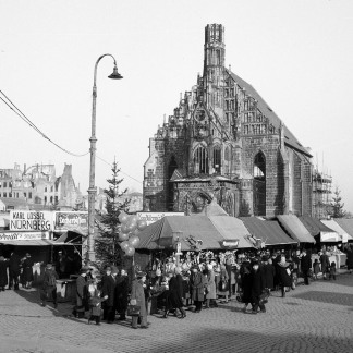 ( Bild: Stadtarchiv A39 I 161 D / Stadtarchiv A39 I 161 D / Stadt Nürnberg ) 1948: Blick auf den Markt. Im Hintergrund zerstörte Gebäude und die Frauenkirche.