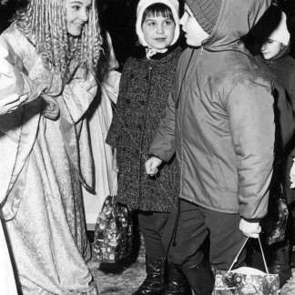 ( Bild: Stadtarchiv A54 Lv 120 D 32 / Stadtarchiv A54 Lv 120 D 32 / Stadt Nürnberg ) 1969: Gabriele Bergmann ist das erste gewählte Nürnberger Christkind.