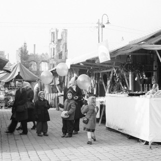 ( Bild: Stadtarchiv A39 I 171 D / Stadtarchiv A39 I 171 D / Stadt Nürnberg ) 1948: Kinderglück dank riesengroßer Luftballons.