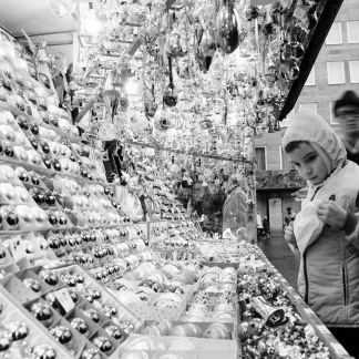 ( Bild: Stadtarchiv A54 Lv 698 6a / Stadtarchiv A54 Lv 698 6a / Stadt Nürnberg ) 1975: Christbaumschmuck bleibt ein Klassiker auf dem Markt.