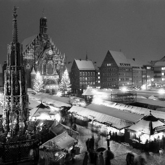 ( Bild: Stadtarchiv A40 L 3195 28 / Stadtarchiv A40 L 3195 28 / Stadt Nürnberg ) 1980: Die Buden sind hell erleuchtet. In der Mitte ist das Gerüst der Pressetribüne zu sehen.