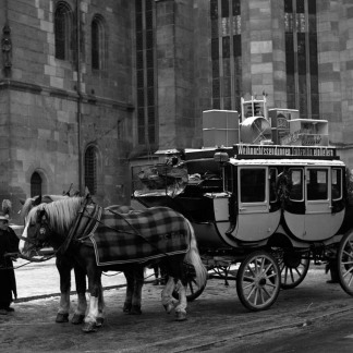 ( Bild: Stadtarchiv A39 I 1014 D / Stadtarchiv A39 I 1014 D / Stadt Nürnberg ) 1962: Eine Postkutschenfahrt ist ein Erlebnis für Groß und Klein.