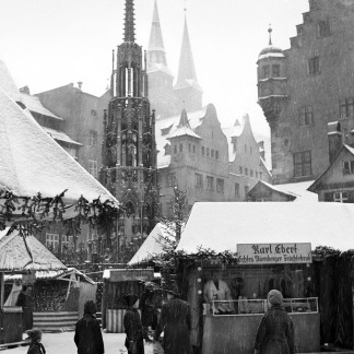 ( Bild: Stadtarchiv A39 I 126 D / Stadtarchiv A39 I 126 D / Stadt Nürnberg ) 1938: Kinder auf dem verschneiten Christkindlesmarkt.