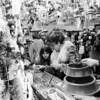 ( Bild: Stadtarchiv A54 Lv 698 18a / Stadtarchiv A54 Lv 698 18a / Stadt Nürnberg ) 1975: Das Warenangebot auf dem Markt ist inzwischen riesig.