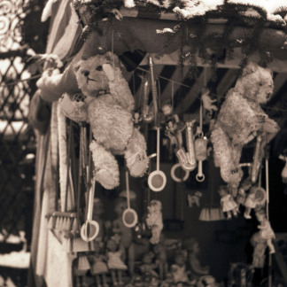 ( Bild: Stadtarchiv A39 I 395 D / Stadtarchiv A39 I 395 D / Stadt Nürnberg ) 1950: Hier leuchten Kinderaugen: Teddybären warten auf neue kleine Besitzer.