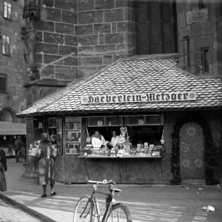 ( Bild: Stadtarchiv A39 I 5 D / Stadtarchiv A39 I 5 D / Stadt Nürnberg ) 1938: Lebkuchenbude an der Frauenkirche.