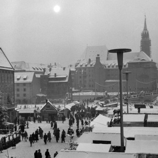 ( Bild: Stadtarchiv A39 I 677 D / Stadtarchiv A39 I 677 D / Stadt Nürnberg ) 1956: Winterstimmung auf dem Christkindlesmarkt.