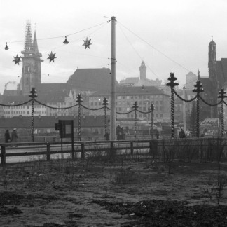 ( Bild: Stadtarchiv A39 I 599 D / Stadtarchiv A39 I 599 D / Stadt Nürnberg ) 1955: Diesen Blick von der Museumsbrücke über eine Baulücke auf den Markt.