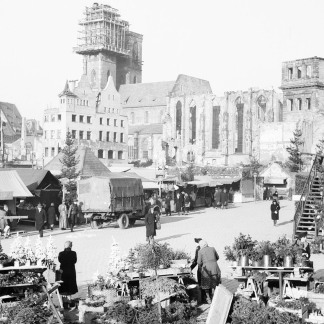 ( Bild: Stadtarchiv A39 I 173 D / Stadtarchiv A39 I 173 D / Stadt Nürnberg ) 1948: Der erste Markt nach dem Zweiten Weltkrieg. Das Rathaus ist stark beschädigt