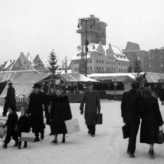 ( Bild: Stadtarchiv A39 I 403 D / Stadtarchiv A39 I 403 D / Stadt Nürnberg ) 1950: Besucher mit Einkaufstaschen eilen über den verschneiten Markt.