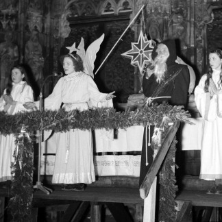( Bild: Stadtarchiv A39 I 476 D / Stadtarchiv A39 I 476 D / Stadt Nürnberg ) 1951: Das Nürnberger Christkind beschert Kinder vor der Frauenkirche.