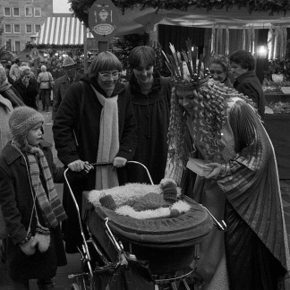 ( Bild: Stadtarchiv A40 L 4513 F2 21 / Stadtarchiv A40 L 4513 F2 21 / Stadt Nürnberg ) 1985: Das Christkind Tanja Zimmermann auf seinem Markt.