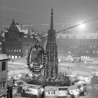 ( Bild: Stadtarchiv A39 I 101 D / Stadtarchiv A39 I 101 D / Stadt Nürnberg ) 1937: Blick über den abendlichen Markt.