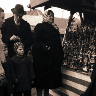 ( Bild: Stadtarchiv A39 I 419 D / Stadtarchiv A39 I 419 D / Stadt Nürnberg ) 1950: Zwetschgenmännle sind ein beliebtes Mitbringsel vom Markt.