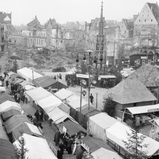 ( Bild: Stadtarchiv A39 I 267 D / Stadtarchiv A39 I 267 D / Stadt Nürnberg ) 1949: Blick über den Christkindlesmarkt. Im Hintergrund die zerstörte Stadt.