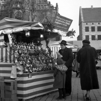 ( Bild: Stadtarchiv A39 I 620 D / Stadtarchiv A39 I 620 D / Stadt Nürnberg ) 1955: Die Zwetschgenmännle sind beliebt wie eh und je.