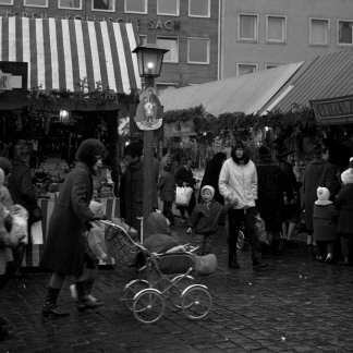 ( Bild: Stadtarchiv A39 I 1128 D / Stadtarchiv A39 I 1128 D / Stadt Nürnberg ) 1966: Der Markt lockt immer mehr Besucher an.