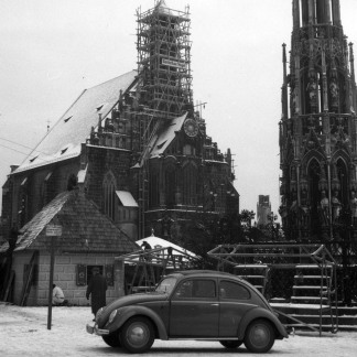 ( Bild: Stadtarchiv A39 I 526 D / Stadtarchiv A39 I 526 D / Stadt Nürnberg ) 1952: Aufbau des Christkindlesmarkts.