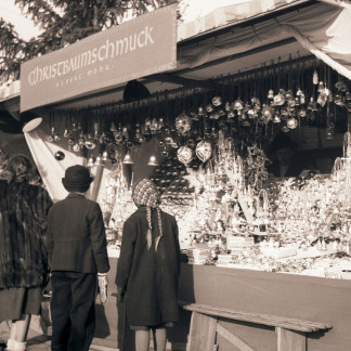 ( Bild: Stadtarchiv A39 I 370 D / Stadtarchiv A39 I 370 D / Stadt Nürnberg ) 1950: Christbaumschmuck kaufen die Nürnberger traditionell auf dem Markt.