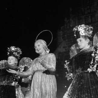 ( Bild: Stadtarchiv A39 I 561 D / Stadtarchiv A39 I 561 D / Stadt Nürnberg ) 1953: Die Schauspielerin Sofie Keeser als Nürnberger Christkind.