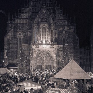 ( Bild: Stadtarchiv A39 I 1167 D / Stadtarchiv A39 I 1167 D / Stadt Nürnberg ) 1968: Immer mehr Besucher strömen am Eröffnungstag auf den Markt.