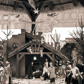 ( Bild: Stadtarchiv A39 I 1068 D / Stadtarchiv A39 I 1068 D / Stadt Nürnberg ) 1963: Die große Krippe auf dem Christkindlesmarkt.
