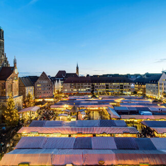 ( Bild: Uwe Niklas / CTZ Nürnberg ) Blick vom Rathaus über den Nürnberger Christkindlesmarkt.