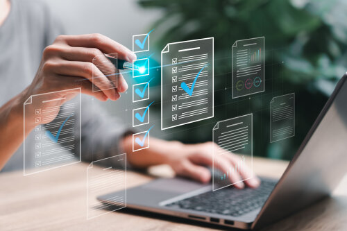 Erledigungen ganz einfach digital abschließen. Zuhause vor dem Laptop.
