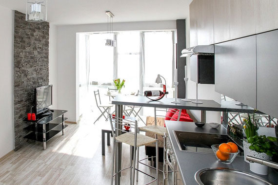 Blick in eine helle modern eingerichtete Wohnküche