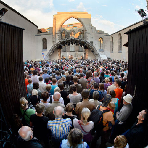 © Uwe Niklas / CTZ Nürnberg Eingangstor zur Katharinenruine bei Konzert zum Bardentreffen © Uwe Niklas / CTZ Nürnberg