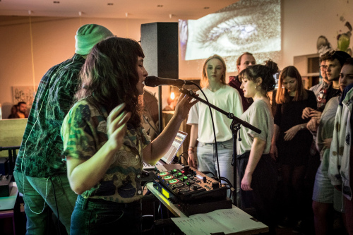 Sängerin und Publikum bei einem Konzert auf der Veranstaltung Bierchen und Bühnchen.