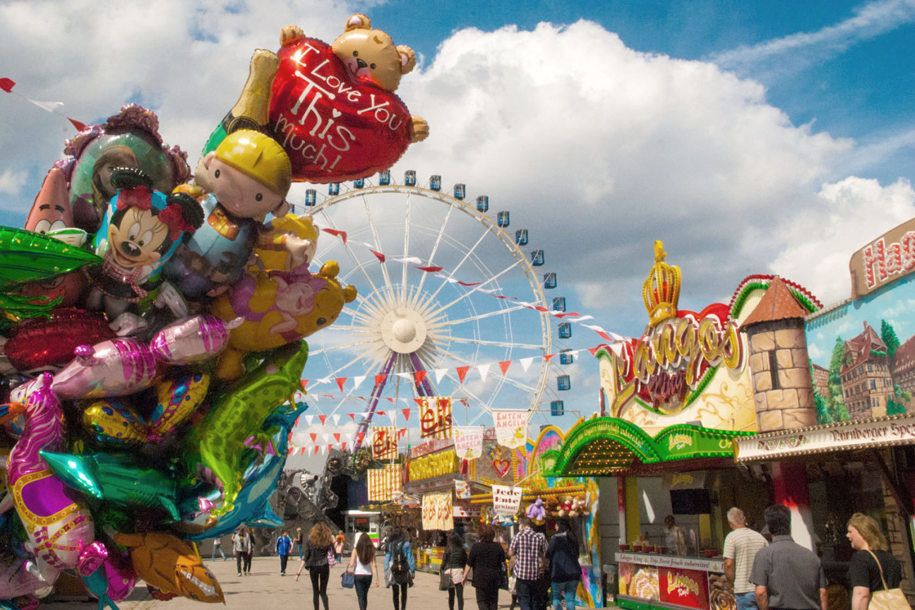 Bild © Robert Hackner / Stadt Nürnberg Riesenrad, davor Luftballons und Langos-Bude, Bild © Robert Hackner / Stadt Nürnberg