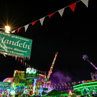 ( Bild: Christine Dierenbach / Stadt Nürnberg ) Abends auf dem Nürnberger Volksfest.
