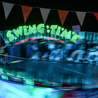 ( Bild: Christine Dierenbach / Stadt Nürnberg ) Abends auf dem Nürnberger Volksfest.