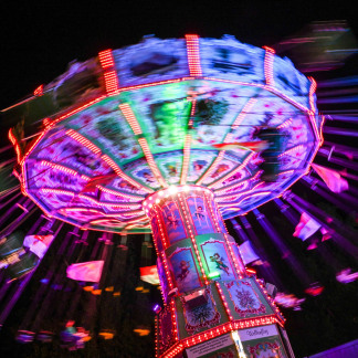 ( Bild: Christine Dierenbach / Stadt Nürnberg ) Abends auf dem Nürnberger Volksfest.