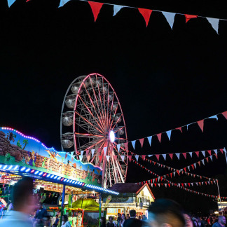 ( Bild: Christine Dierenbach / Stadt Nürnberg ) Abends auf dem Nürnberger Volksfest.