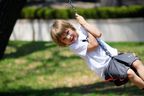 Junge auf einer Schaukel.
