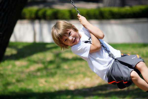 Junge auf einer Schaukel.