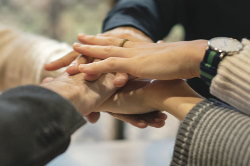 © Pixabay Übereinandergelegte Hände. © Pixabay