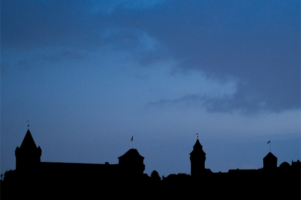 Blick auf die unbeleuchtete Kaiserburg in der Abenddämmerung
